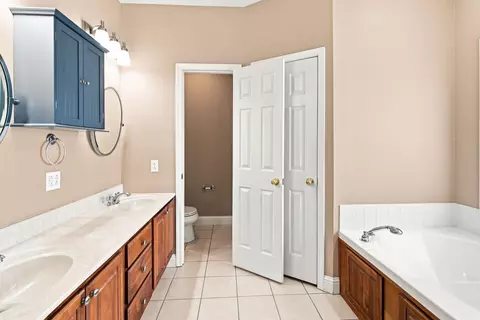 Bath - 1104 Daybreak Dr, Marion, IL 62959 photo 2 of 4