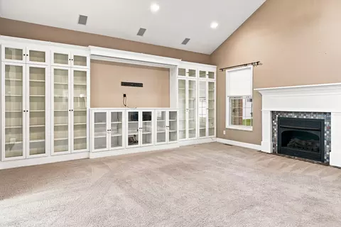 Living - 1104 Daybreak Dr, Marion, IL 62959 photo 2 of 3