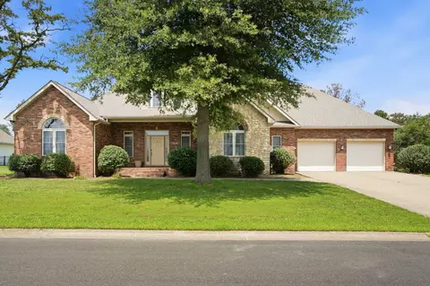 Exterior - 1104 Daybreak Dr, Marion, IL 62959 photo 2 of 5