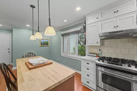 Kitchen - 5091 Chambers Dr, Hoffman Estates, IL 60010 photo 5 of 6