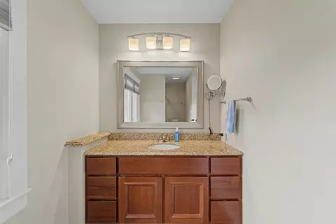 Bath - 5091 Chambers Dr, Hoffman Estates, IL 60010 photo 3 of 4