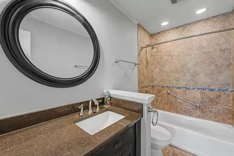 Bath - 5091 Chambers Dr, Hoffman Estates, IL 60010 photo 2 of 4