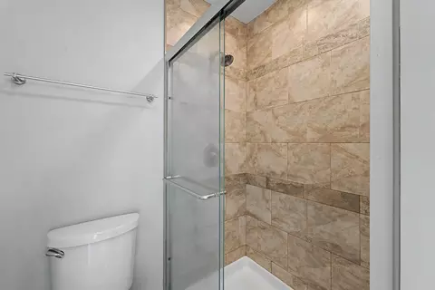 Bath - 5091 Chambers Dr, Hoffman Estates, IL 60010 photo 4 of 4