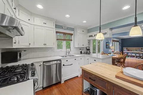 Kitchen - 5091 Chambers Dr, Hoffman Estates, IL 60010 photo 4 of 6