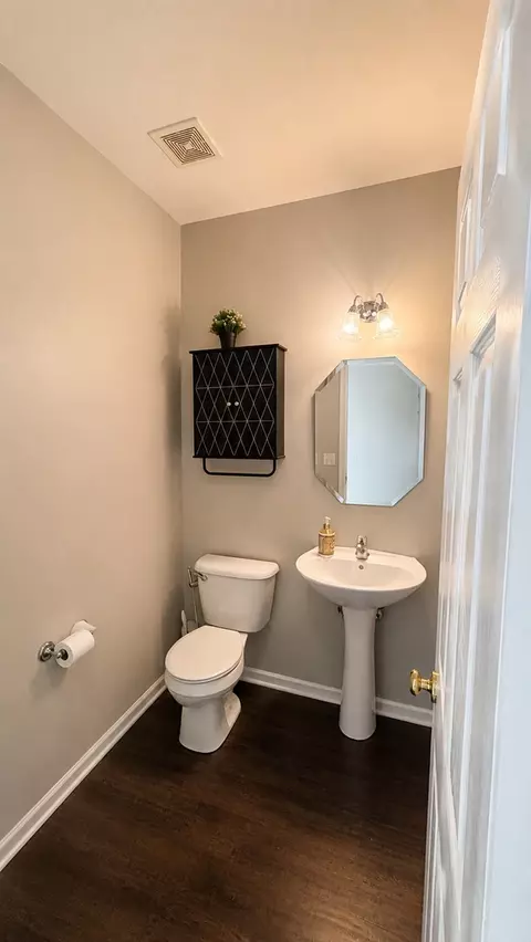 Bath - 809 Brodhead Dr, Aurora, IL 60504 photo 2 of 2
