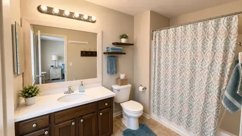 Bath - 809 Brodhead Dr, Aurora, IL 60504 photo 1 of 2