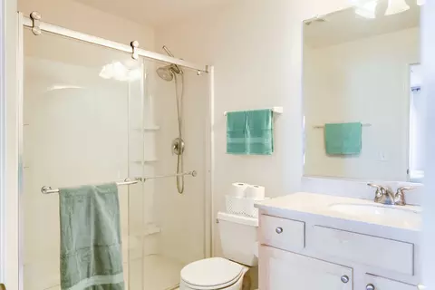 Bath - 290 Broadmoor Ln, Bartlett, IL 60103 photo 2 of 4