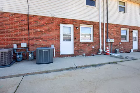 Exterior - 105 E Lincoln St #D, Normal, IL 61761 photo 2 of 3