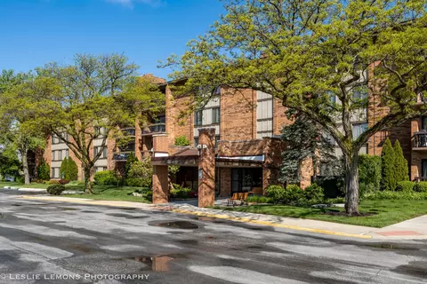 77 Lake Hinsdale Dr #402, Willowbrook, IL 60527