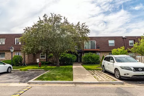 715 Grove Dr #206, Buffalo Grove, IL 60089