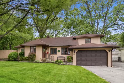 904 Glendale Rd, Glenview, IL 60025