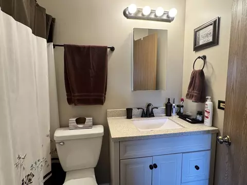 Bath - 1900 Powder River Path, Elgin, IL 60123 photo 2 of 2