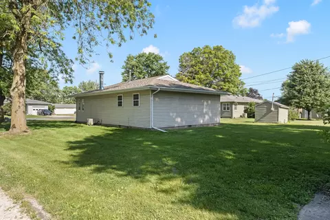 Exterior - 317 17th St E, Milan, IL 61264 photo 4 of 5