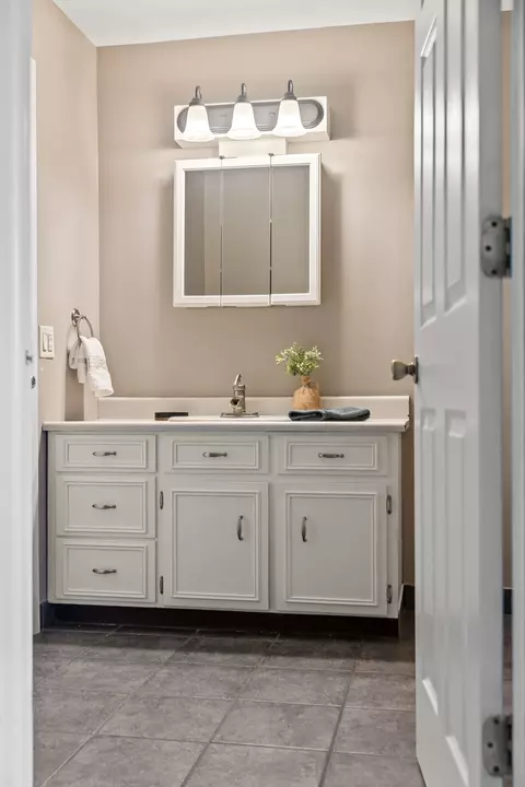 Bath - 317 17th St E, Milan, IL 61264 photo 2 of 2