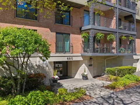 680 Green Bay Rd #306, Winnetka, IL 60093