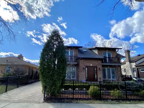 1052 Margret St, Des Plaines, IL 60016