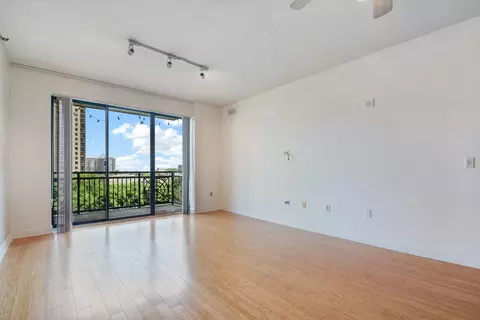 Living - 5 E 14th Pl #602, Chicago, IL 60605 photo 2 of 5