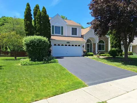 190 Lake Dr S, Algonquin, IL 60102