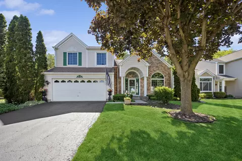 190 Lake Dr S, Algonquin, IL 60102