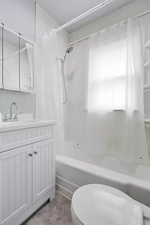 Bath - 1302 38th Ave, Moline, IL 61265 photo 2 of 2