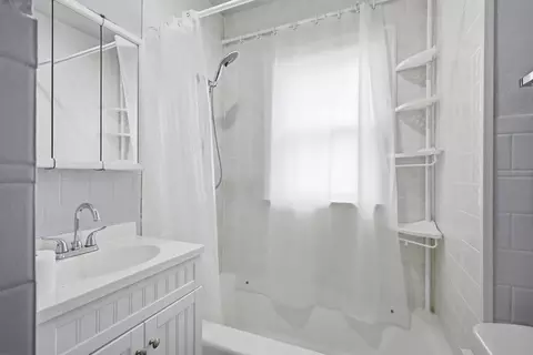 Bath - 1302 38th Ave, Moline, IL 61265 photo 1 of 2