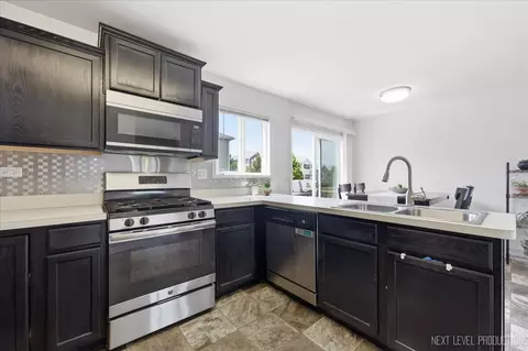 Kitchen - 1668 Ruby Dr, Pingree Grove, IL 60140 photo 2 of 4