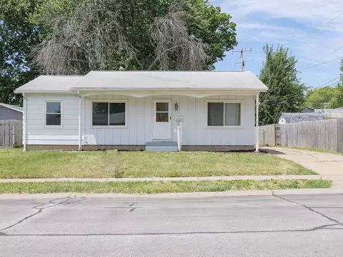 3506 Somerset Dr, Bettendorf, IA 52722