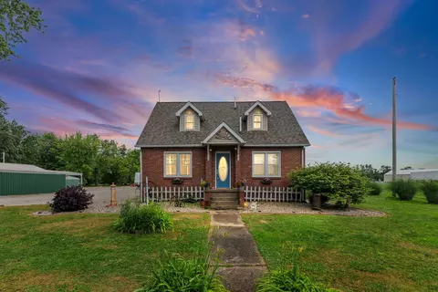 1095 W Robinson St, Wayne City, IL 62895