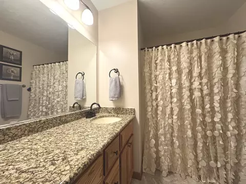 Bath - 2041 S Bluff Rd, Kankakee, IL 60901 photo 2 of 5