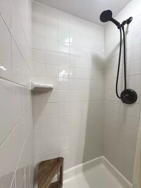 Bath - 2041 S Bluff Rd, Kankakee, IL 60901 photo 5 of 5