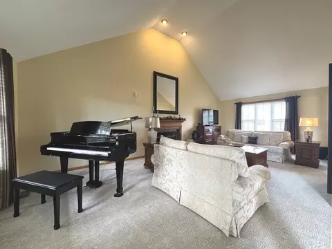 Living - 2041 S Bluff Rd, Kankakee, IL 60901 photo 2 of 5