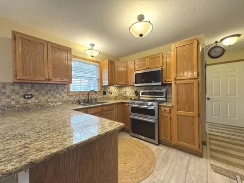 Kitchen - 2041 S Bluff Rd, Kankakee, IL 60901 photo 4 of 7