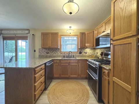 Kitchen - 2041 S Bluff Rd, Kankakee, IL 60901 photo 3 of 7