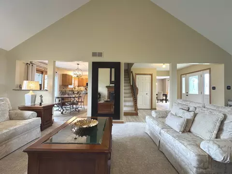 Living - 2041 S Bluff Rd, Kankakee, IL 60901 photo 3 of 5