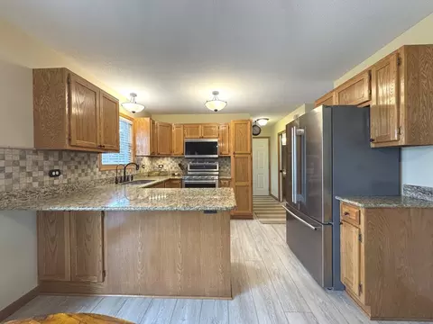 Kitchen - 2041 S Bluff Rd, Kankakee, IL 60901 photo 2 of 7