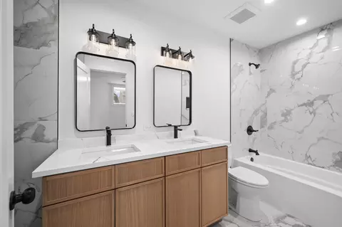 Bath - 3941 N Spaulding Ave, Chicago, IL 60618 photo 2 of 6