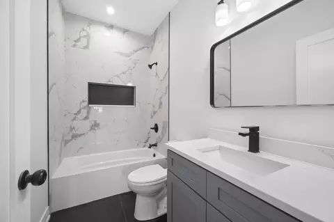 Bath - 3941 N Spaulding Ave, Chicago, IL 60618 photo 6 of 6