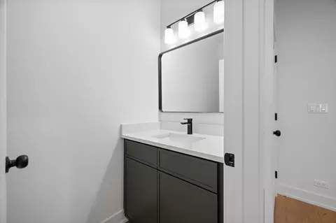 Bath - 3941 N Spaulding Ave, Chicago, IL 60618 photo 1 of 6