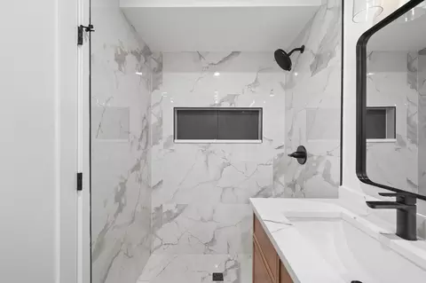 Bath - 3941 N Spaulding Ave, Chicago, IL 60618 photo 5 of 6