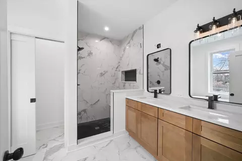 Bath - 3941 N Spaulding Ave, Chicago, IL 60618 photo 3 of 6