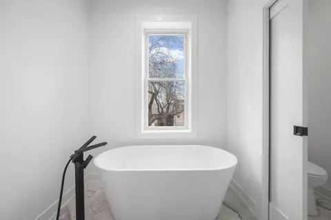 Bath - 3941 N Spaulding Ave, Chicago, IL 60618 photo 4 of 6