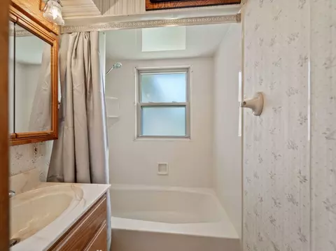 Bath - 4 N365 9th Ave, Addison, IL 60101 photo 1 of 1