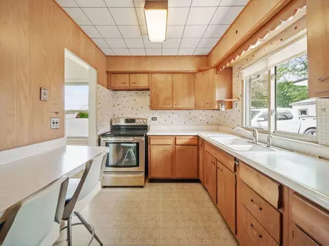 Kitchen - 4 N365 9th Ave, Addison, IL 60101 photo 1 of 2