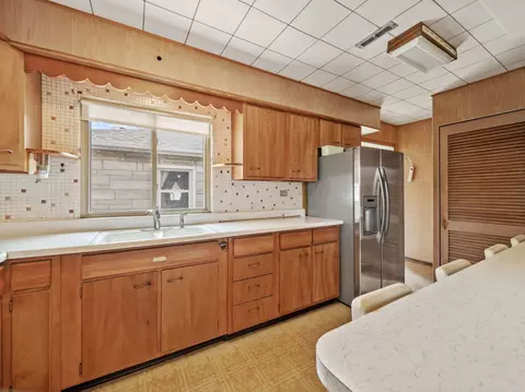 Kitchen - 4 N365 9th Ave, Addison, IL 60101 photo 2 of 2