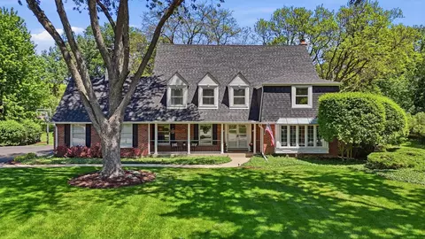 165 N Valley Rd, Barrington, IL 60010