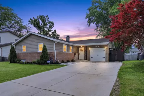 8931 Sandra Ln, Hickory Hills, IL 60457