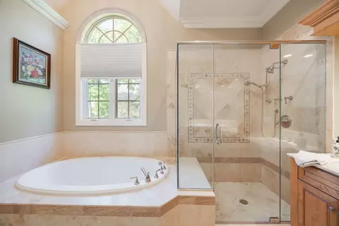 Bath - 7508 Forest Oak Dr, Mchenry, IL 60050 photo 2 of 5
