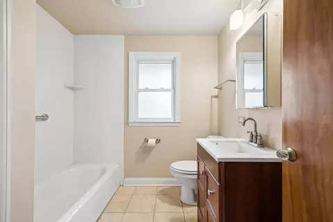 Bath - 629 Dundee Ave, Flossmoor, IL 60422 photo 1 of 2