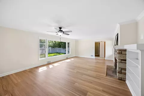 Living - 629 Dundee Ave, Flossmoor, IL 60422 photo 3 of 4
