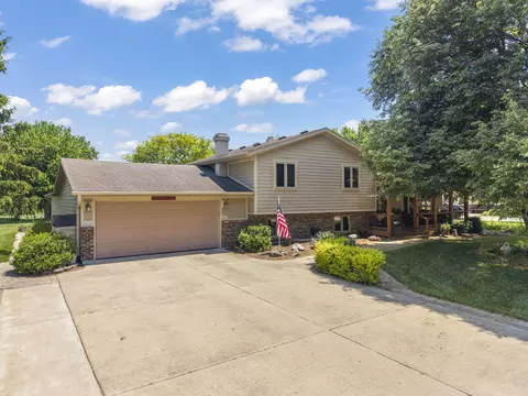 11 S669 Schillinger Dr, Naperville, IL 60564